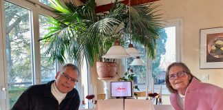 Доктор Крис и Мария отправляют протезы женщинам, кто перенес операцию по поводу рака молочной железы.